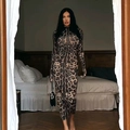 Robe longue moulante à imprimé léopard avec manches longues, col montant et tissu extensible - S / Marron