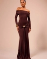 Detail der Taillenraffung mit goldener Schnalle an elegantem braunem Kleid - S / Burgunderrot
