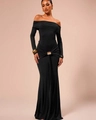 Detail des eleganten schwarzen schulterfreien Abendkleids mit Goldschnalle und Raffung - S / Schwarz