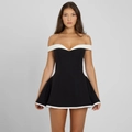Detalle del escote palabra de honor y el dobladillo blanco de este vestido ajustado - S / Negro