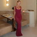 Dettaglio dell'abito aderente bordeaux con profondo scollo a U e schiena nuda in mesh - S / Borgogna