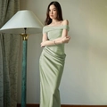 Elegante abito lungo in raso verde salvia con spalle scoperte e dettagli drappeggiati - S / Verde