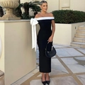 Dettaglio dell'abito longuette nero a spalle scoperte con un grande fiocco bianco - S / Nero