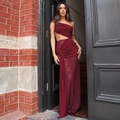 Détail d'une robe en dentelle bordeaux élégante avec épaule dénudée et détail de ruban latéral - Bordeaux