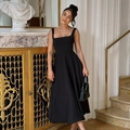 Elegantes schwarzes Kleid mit eckigem Ausschnitt, ärmellos und tailliert mit weitem Rock - S / Schwarz