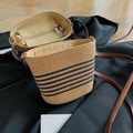 Detailansicht der gewebten Stroh-Beuteltasche mit Streifen und Leder-Schultergurt - Schwarz Gestreift