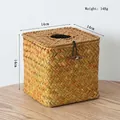 Dettaglio di scatola per fazzoletti quadrata in paglia intrecciata con bottone in legno - Scatola per fazzoletti quadrata verticale con coperchio