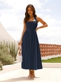 Dettaglio di un elegante abito midi blu navy con allacciatura al collo e vita aderente - M / Blu