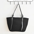 Große schwarze gewebte Strohtasche mit Lederriemen an einem Wandhaken hängend - 46cm*29cm / Schwarz