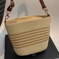 Stroh-Eimertasche mit beigen Streifen und braunem, verstellbarem Kunstlederriemen - Khaki Streifen
