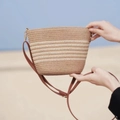 Gestreifte Stroh-Eimertasche in Braun und Beige mit verstellbarem Lederriemen für den Strand - Cremeweiß Gestreift