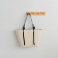 Gewebte Tragetasche mit schwarzen Lederriemen und Knotendetail in minimalistischem Beige - 46cm*29cm / Gebrochenes Weiß