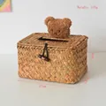 Dettaglio della scatola in paglia fatta a mano con orsetto di peluche, 17x13x9cm e 155g - Stile Orizzontale - Decorazione Orsetto