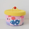 Cesto intrecciato rosa e viola con cucciolo di cartone e coperchio giallo per regali - Scatola Cucciolo Rosa - Coperchio Giallo