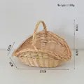 Dettaglio cesto in vimini intrecciato a mano con trama naturale, manico e dimensioni - Cesto in Salice a Forma di Conchiglia Piccolo