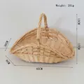 Dettaglio di un grande cesto da picnic in salice con dimensioni e trama intrecciata a mano - Cesto in Salice a Forma di Conchiglia Grande