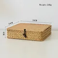Detailansicht der gewebten Aufbewahrungsbox mit Holzknopf und 24cm Größenangabe - Stroh Geschenkbox 24*24*6