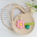 Detalle del bolso tejido con flor de tela y cierre de botón de madera grabado - 20x20x8cm / Blanco Crema Con Flor Rosa