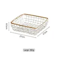 Dettaglio cesto in ferro con bordo in legno, dimensioni 27x27x8,5 cm di grande - Quadrato Grande (27x27x8.5)