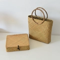 Handgewebte Tragetasche mit runden Holzgriffen und passende rechteckige Geschenkbox - Stroh Geschenkbox und Beutel