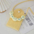 Mini gelbe gewebte Umhängetasche für Handys mit Perlenschnalle und Buchstaben-Anhänger - Blassgelb mit Buchstabenanhänger