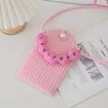 Rosa gewebte Handytasche mit großer Perlenschnalle und feinen Stickereidetails - Rosa mit Buchstabenanhänger