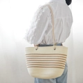 Crèmekleurige geweven shopper met lichtkoffie strepen en katoenen touwhandvatten - Off-white En Khaki Gestreept
