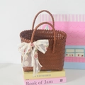 Bolso de mano trenzado marrón con lazo de encaje crema y bordado floral rosa - Asa Corta Color Café - Cinta