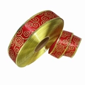 Makroaufnahme von rotem Weihnachtssatinband mit goldenen Glitzerspiralen und Drahtkante - Rot