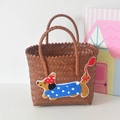 Bolso de cesta trenzado marrón con bordado de perro salchicha y asas dobles - Asa Corta Color Café - Perro Globo