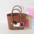 Bolso cesta tejido a mano marrón con parche bordado de perro salchicha y boina - Asa Corta Color Café - Perro Manchado