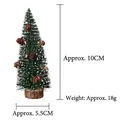 Detailansicht eines 10cm Mini-Weihnachtsbaums mit Schneeeffekt, Zapfen und Holzfuß - 10cm Lärche Weihnachtsbaum