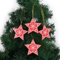 Set di 4 stelle di Natale rosse con motivi a fiocchi di neve bianchi e cordini dorati - Pentagramma
