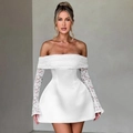 Vestido corto blanco elegante con hombros descubiertos, mangas de encaje y corte línea A - Blanco