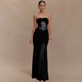 Elegante abito lungo nero senza spalline con inserti in pizzo e drappeggio laterale - S / Nero