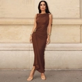 Elegante abito lungo marrone caldo aderente con drappeggio e dettagli in metallo - S / Marrone