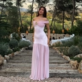 Elegant off-shoulder light pink evening dress with pleated tulle skirt and gold flower - S / Pink