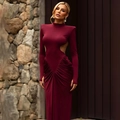 Detail des weinroten Langarmkleids mit seitlichen Ausschnitten und eleganten Falten - XL / Burgunderrot