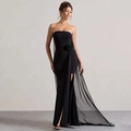 Elegante abito nero senza spalline con fiore 3D, spacco alto e mantello in tulle - S / Nero