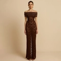 Detailansicht der braunen Spitze und des eleganten schulterfreien Tüll-Designs am Kleid - S / Braun