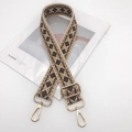 Dettaglio della tracolla per borsa in tessuto geometrico con moschettoni dorati - Gancio oro chiaro / Beige Marrone Nero
