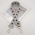 Dettaglio tracolla larga a rombi con fibbie dorate e ganci a moschettone lucidi - Gancio oro chiaro / Beige Nero Bianco