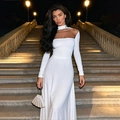 Elegante abito bianco a maniche lunghe con tagli e vestibilità slim per una serata di classe - S / Bianco