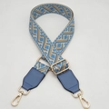 Detail van verstelbare lichtblauwe jacquard riem met gouden hardware en draaihaken - Gouden Haak / Beige Meerblauw + Meerblauw Leer