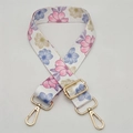 Detailansicht verstellbarer Trageriemen mit Blumenmuster und goldenen Karabinerverschlüssen - Goldener Haken / Farbenfroh Abstrakt Floral (C24)