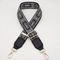Detalle de correa bordada para bolso con ganchos dorados y hebilla ajustable - Gancho Dorado / Negro Gris + Cuero Negro