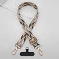 Détail de la lanière de téléphone tissée à motif géométrique avec mousquetons dorés et patch - Chevron Beige Café Marron Clair (Style 7)