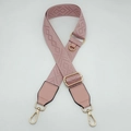 Détail de la bandoulière jacquard rose avec crochets dorés et boucle de réglage en métal - Rose + Cuir Rose