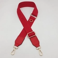 Détail d'une bandoulière rouge réglable en jacquard avec crochets dorés et motifs - Rouge + Cuir Rouge