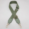 Détail de la bandoulière réglable tissée gris-vert avec motifs ethniques et clips dorés - Vert Poussiéreux + Cuir Vert Poussiéreux
